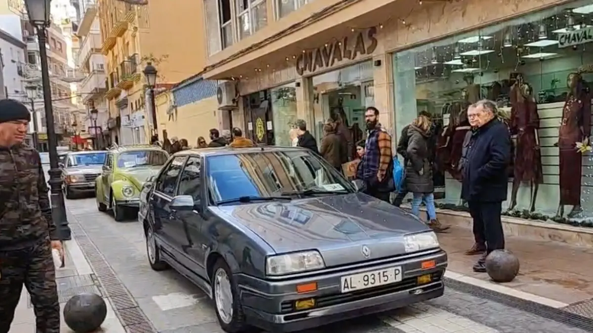 Concentraci&oacute;n de coches cl&aacute;sicos en La L&iacute;nea