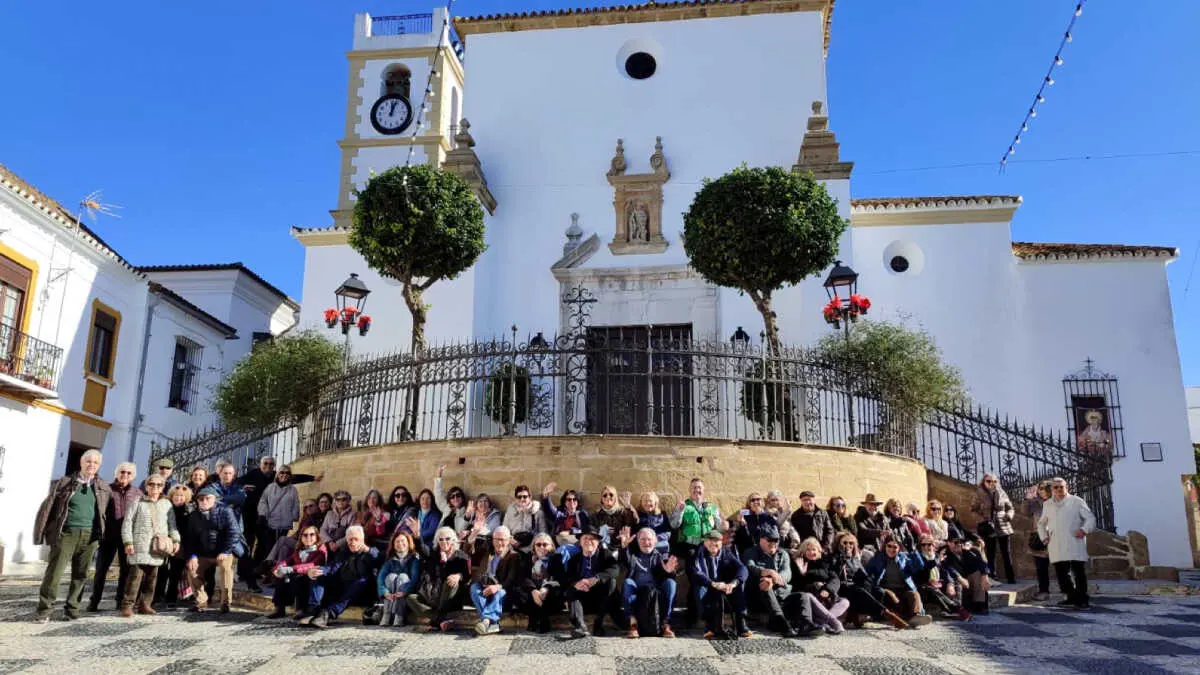 Los visitantes, divididos en varios grupos, realizaron un recorrido guiado por los enclaves m&aacute;s representativos de la ciudad