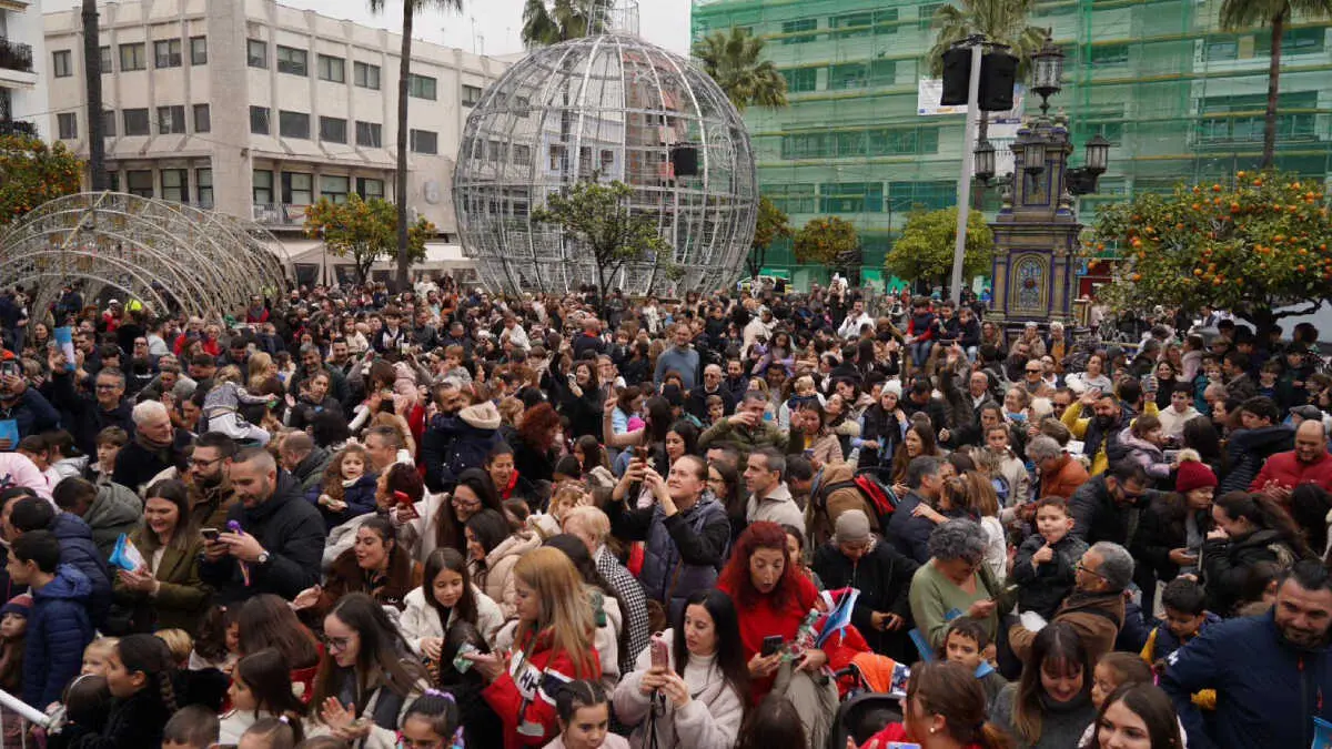 A mediod&iacute;a, tras sonar los acordes de la sole&aacute; &ldquo;Plaza Alta&rdquo; de Paco de Luc&iacute;a, el reloj marc&oacute; las doce campanadas y los peque&ntilde;os siguieron el ritmo entre risas y aplausos
