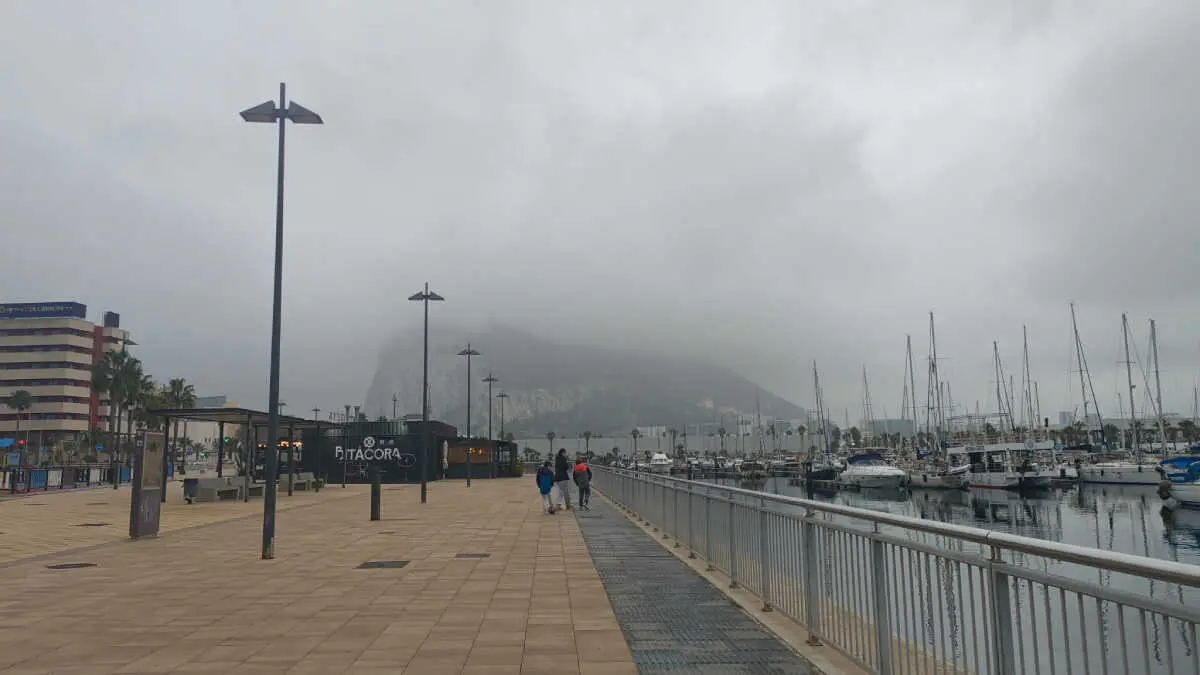 Cielos encapotados y lluvia en el paseo mar&iacute;timo de La L&iacute;nea este 31 de diciembre