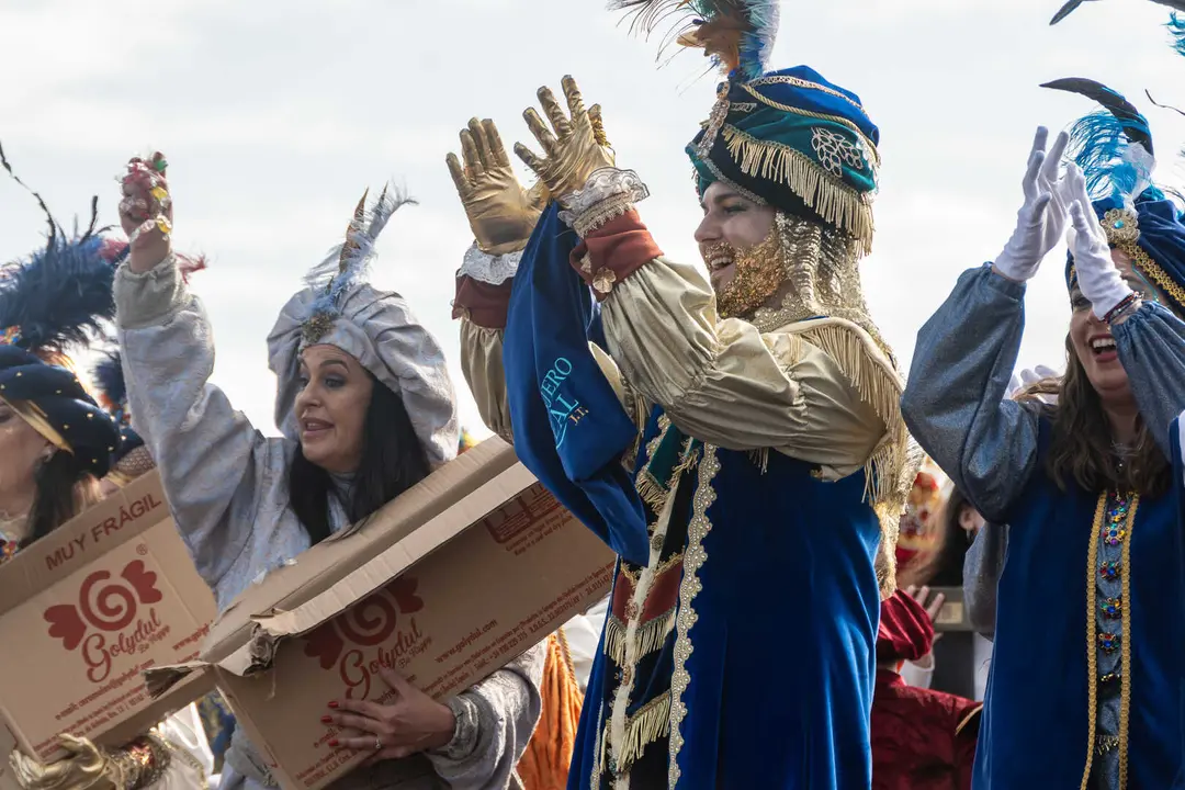 El Cartero Real en el arrastre de latas a la llegada de los Reyes Magos 2026 - FOTO: FJ Ben&iacute;tez