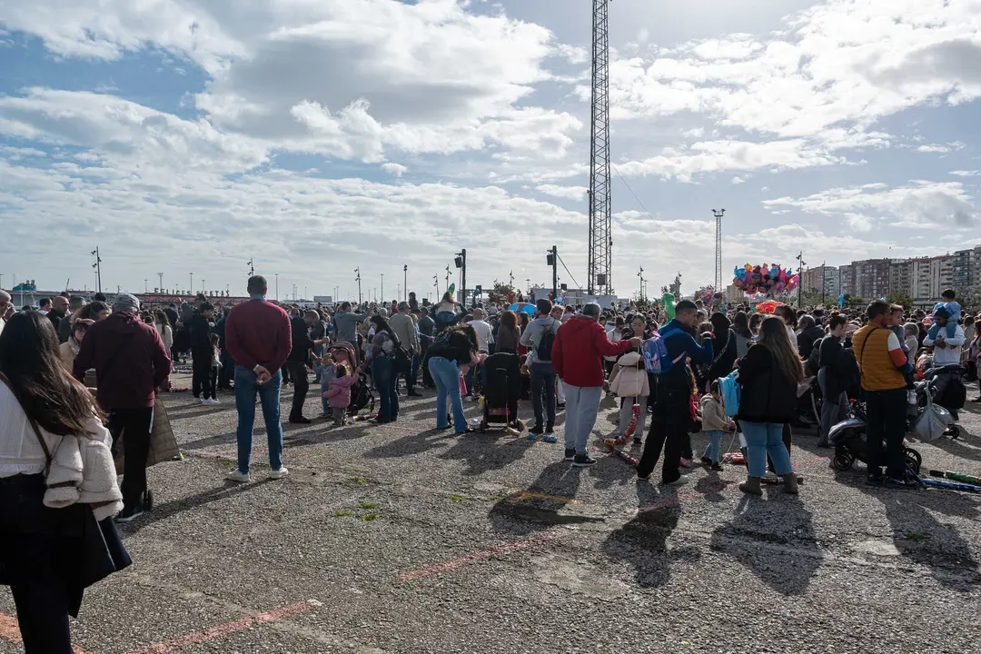El arrastre de latas marca la llegada de los Reyes Magos 2026 - FOTO: FJ Ben&iacute;tez