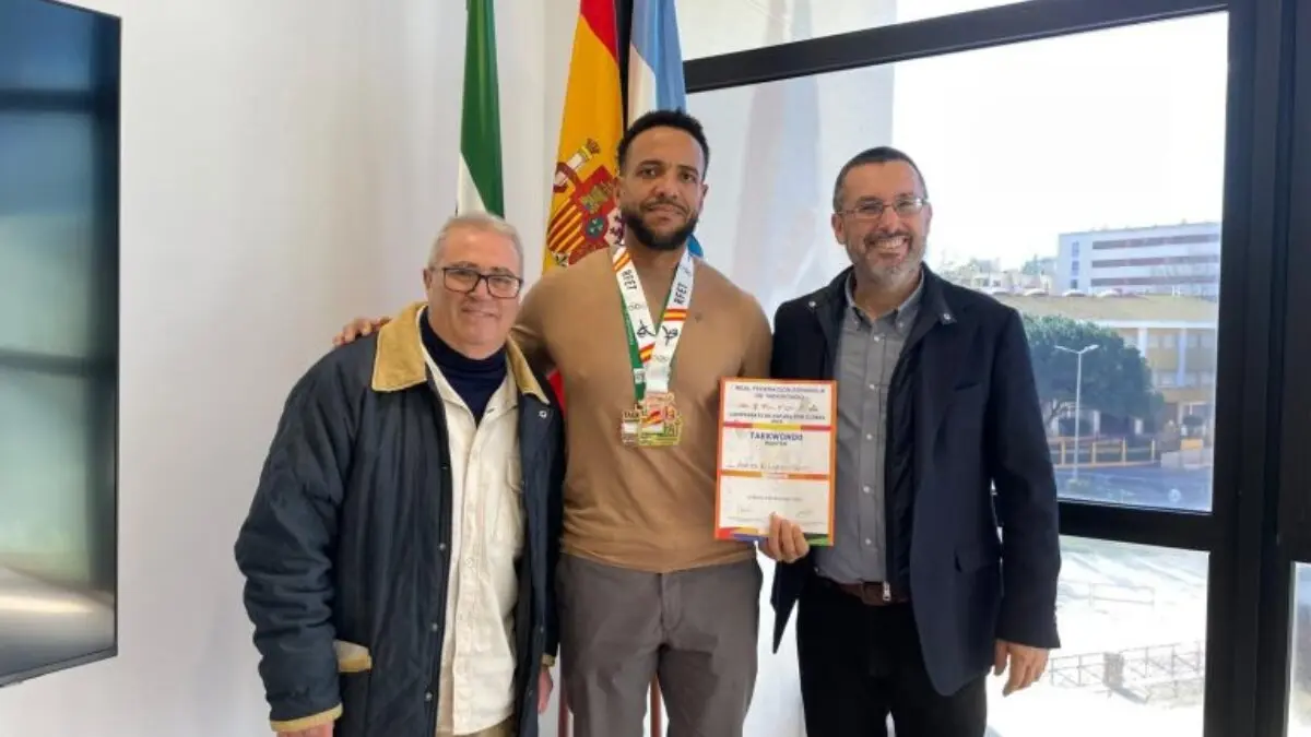 El alcalde de La L&iacute;nea de la Concepci&oacute;n, Juan Franco, ha recibido al taekwondista Antonio Lozano