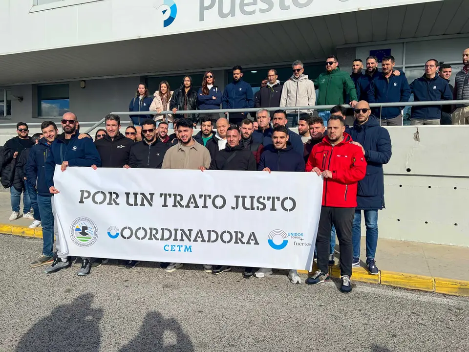 Representantes del sindicato Coordinadora, ante el puesto de control del Puerto de Algeciras - FOTO: FJ Ben&iacute;tez