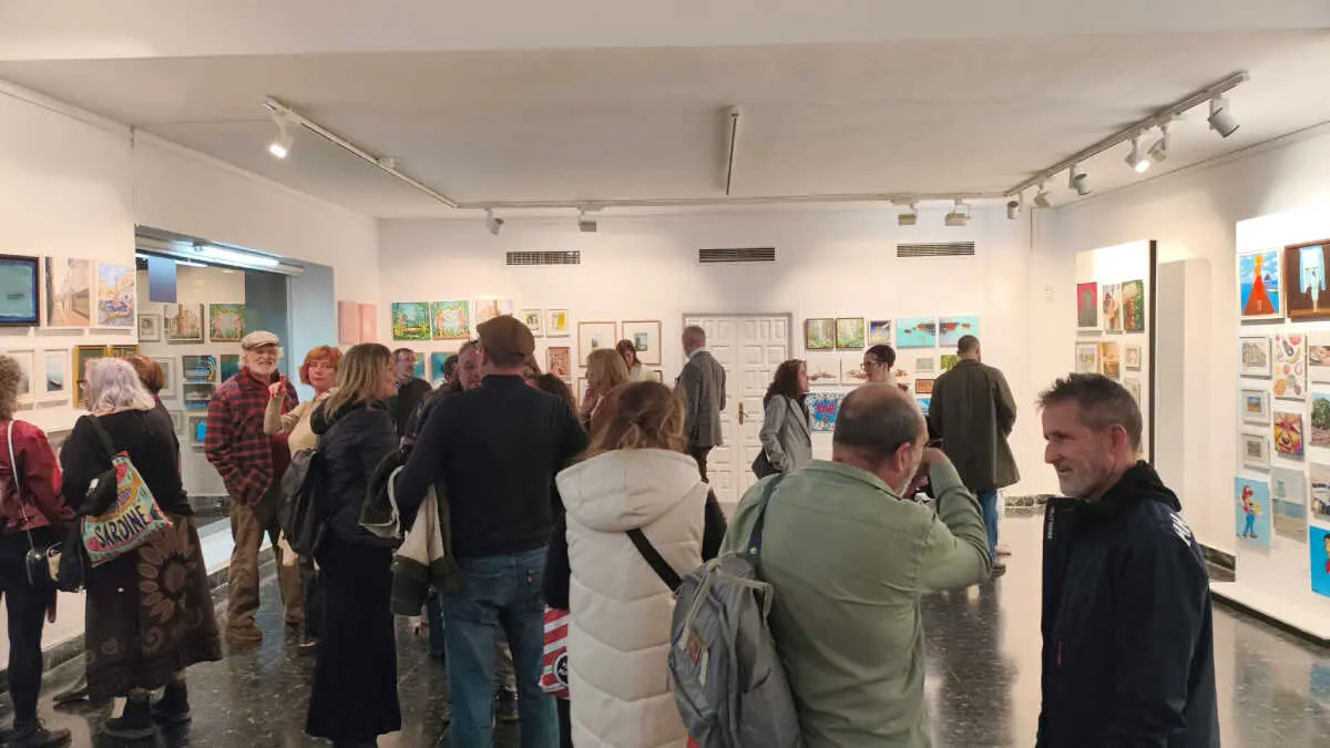 El evento se celebr&oacute; con un sistema de adquisici&oacute;n inmediata, que permiti&oacute; a los visitantes comprar y llevarse las obras durante la exposici&oacute;n, con precios que oscilaron entre 30 y 400 euros - FOTO: Luc&iacute;a Becerra