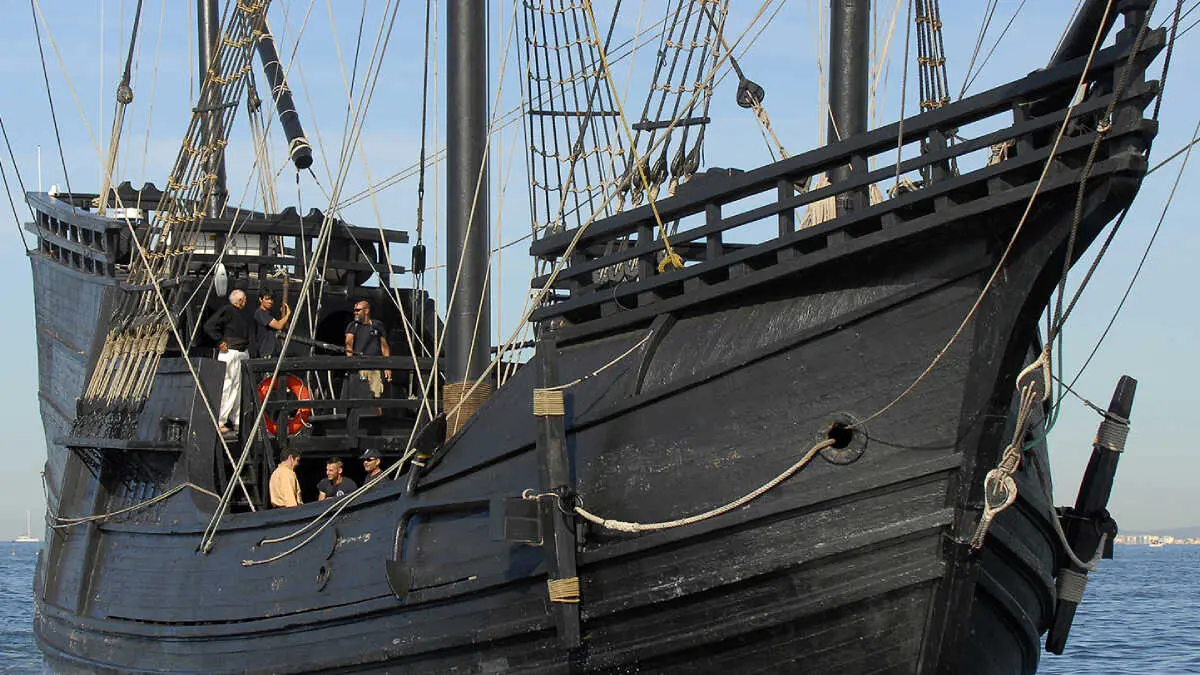 Construida en talleres espa&ntilde;oles con maderas nobles y t&eacute;cnicas tradicionales, la embarcaci&oacute;n es la &uacute;nica r&eacute;plica navegable del nav&iacute;o original de Magallanes y Elcano