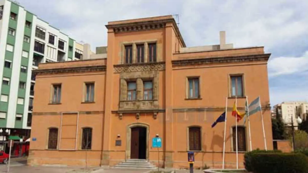 El habla de La L&iacute;nea no solo act&uacute;a como un diccionario de &ldquo;llanito&rdquo; y variantes locales, sino tambi&eacute;n como una cr&oacute;nica social y cultural