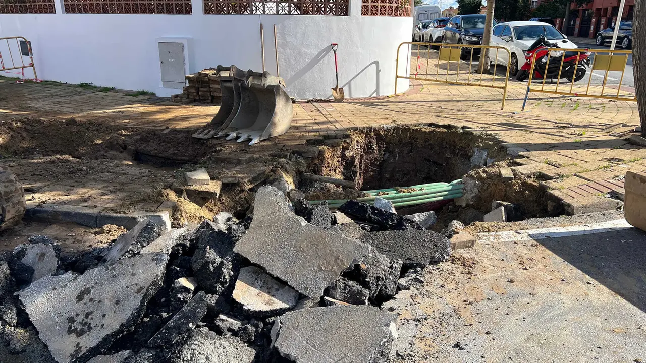 Trabajos de Emalgesa en la aver&iacute;a de Las Lomas de San Bernab&eacute;, en Algeciras - FOTO: FJ Ben&iacute;tez
