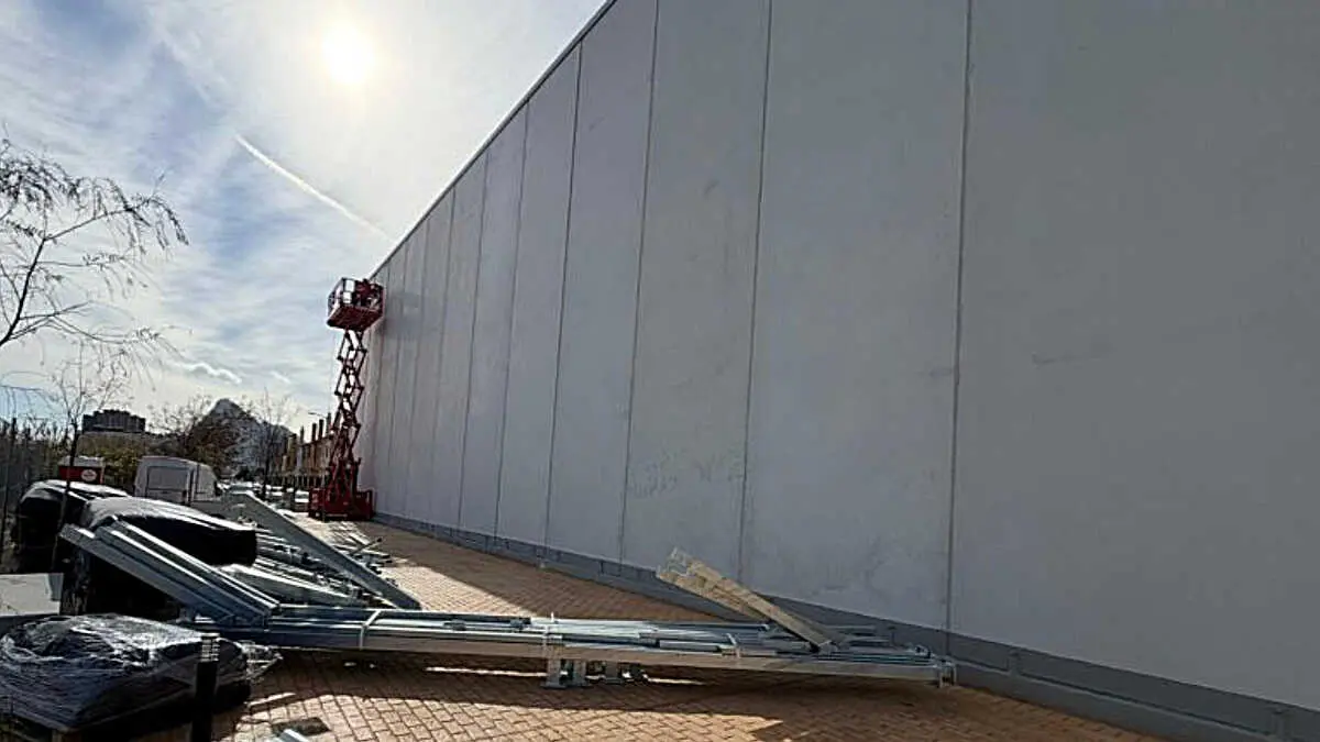 El roc&oacute;dromo se construye sobre una de las paredes laterales exteriores del pabell&oacute;n y contar&aacute; con unas dimensiones de 12 por 18 metros