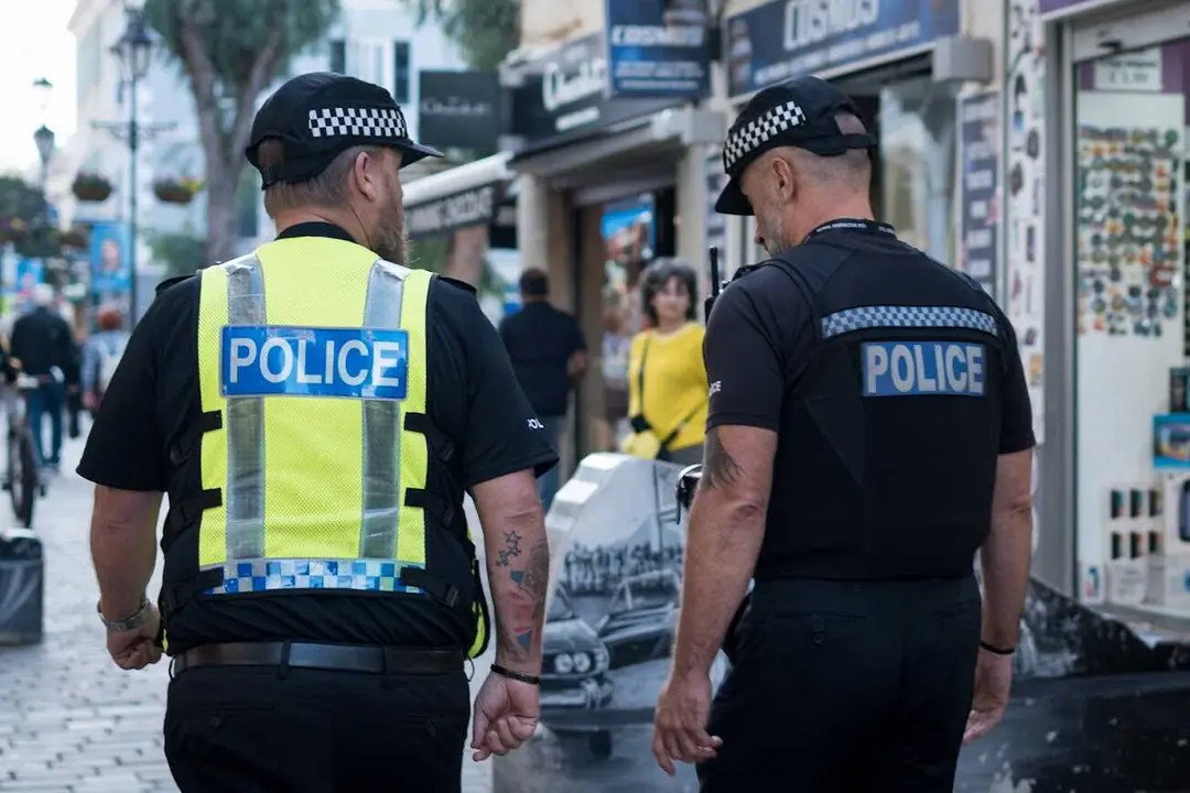 Agentes de la Polic&iacute;a Real de Gibraltar patrullan una de las zonas urbanas del Pe&ntilde;&oacute;n - FOTO: FJ Ben&iacute;tez