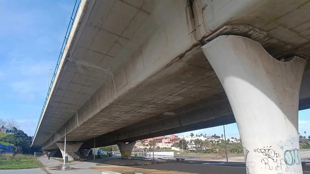 Mientras avanzan los tr&aacute;mites de esta intervenci&oacute;n, vecinos del entorno reclaman que se eval&uacute;e el estado del puente actual