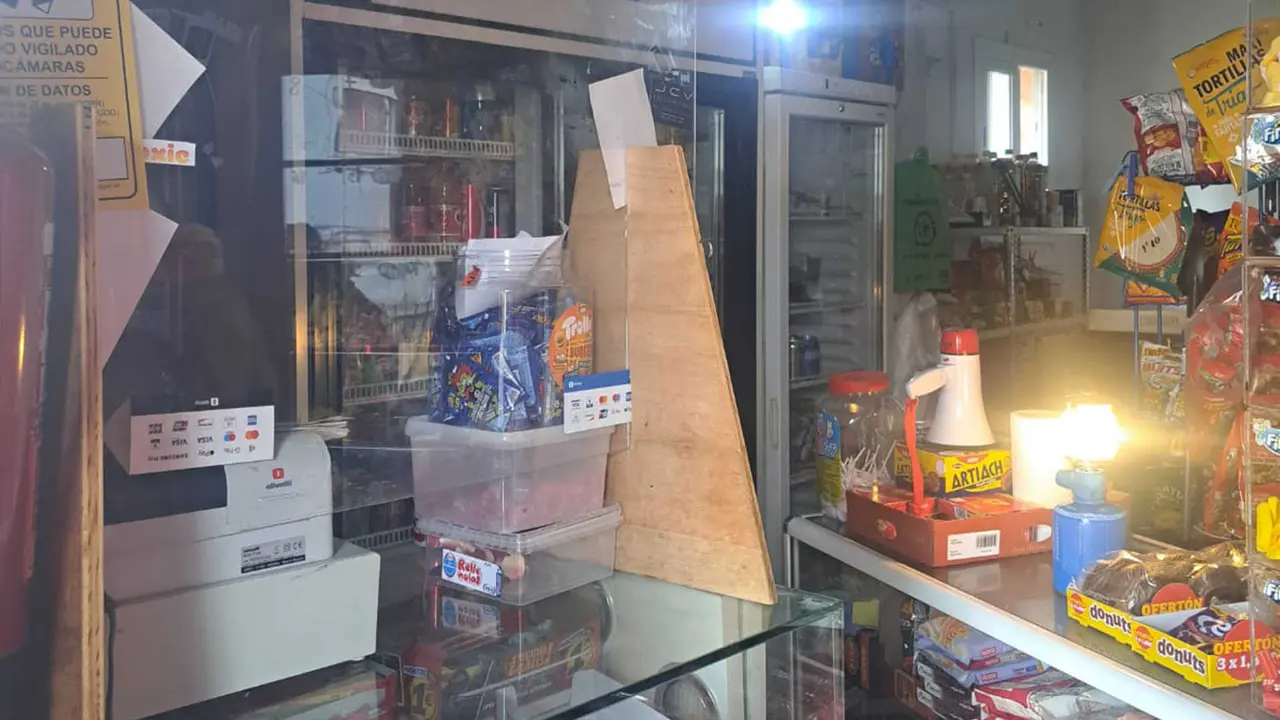 Un comercio afectado por el corte de luz contin&uacute;a atendiendo con iluminaci&oacute;n de emergencia tras varios d&iacute;as sin suministro