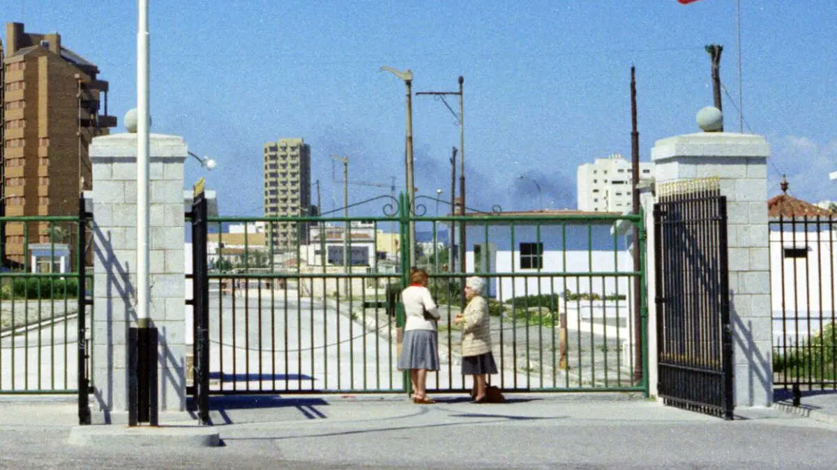 La verja vista desde el lado brit&aacute;nico en 1977 - FOTO:  Elmar Reich