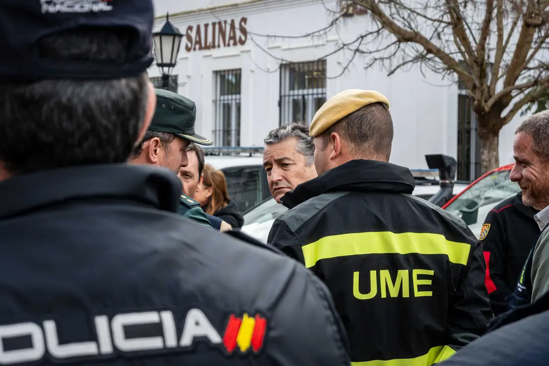 Operarios de la Unidad Militar de Emergencias (UME) durante la visita del presidente del Gobierno, Pedro S&aacute;nchez, a una de las zonas afectadas por el temporal - FOTO: FJ Ben&iacute;tez