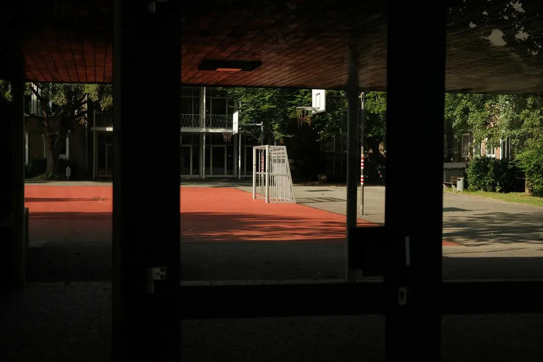 Imagen de archivo de un patio escolar durante el recreo, escenario del debate educativo actual.