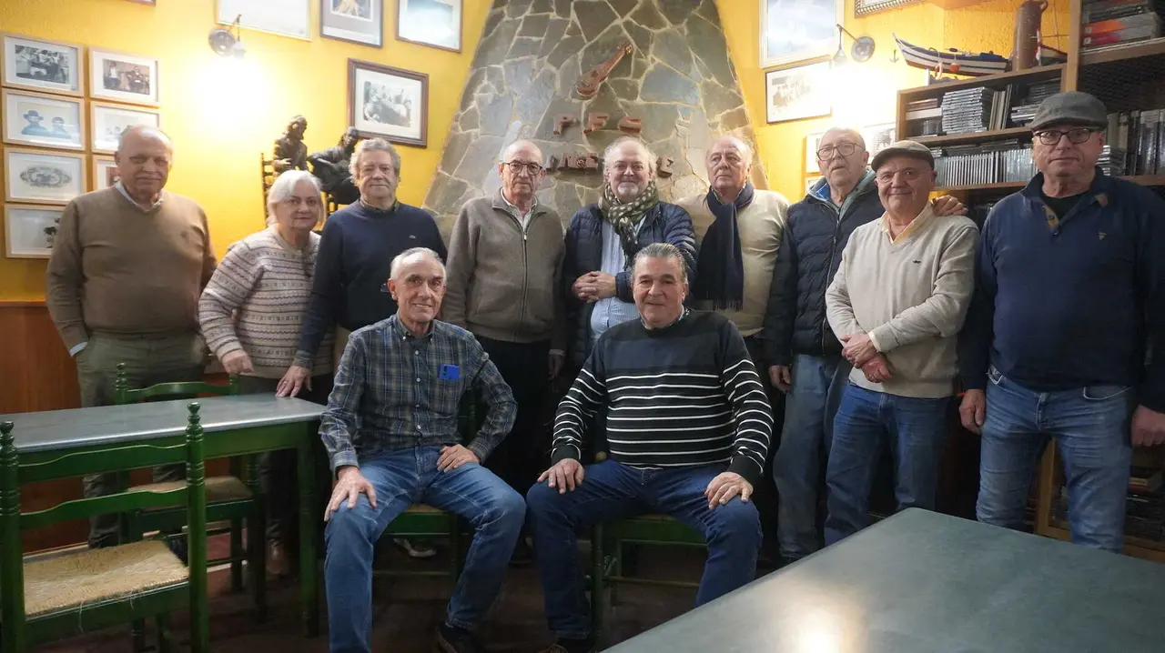 Representantes de las pe&ntilde;as flamencas comarcales durante la reuni&oacute;n celebrada en la sede linense.