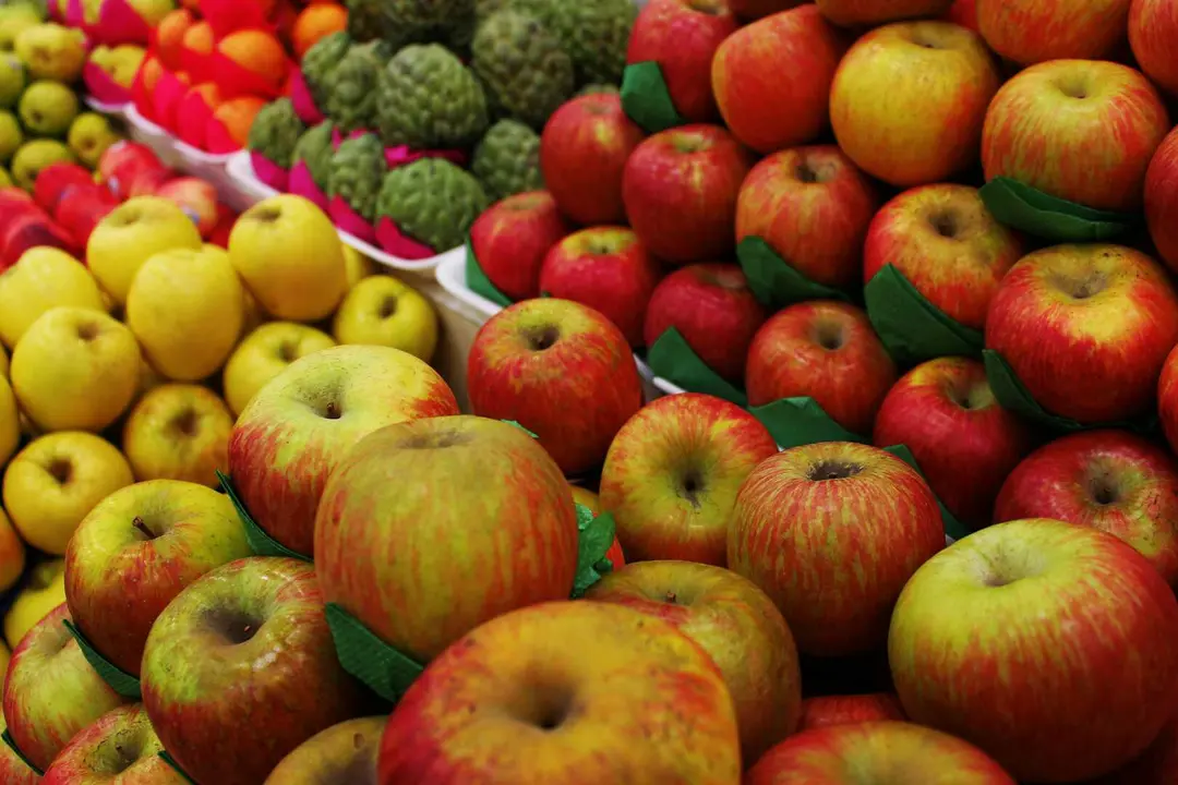 Productos frescos expuestos en un comercio de alimentaci&oacute;n durante una jornada marcada por el descenso de la actividad a causa del temporal.