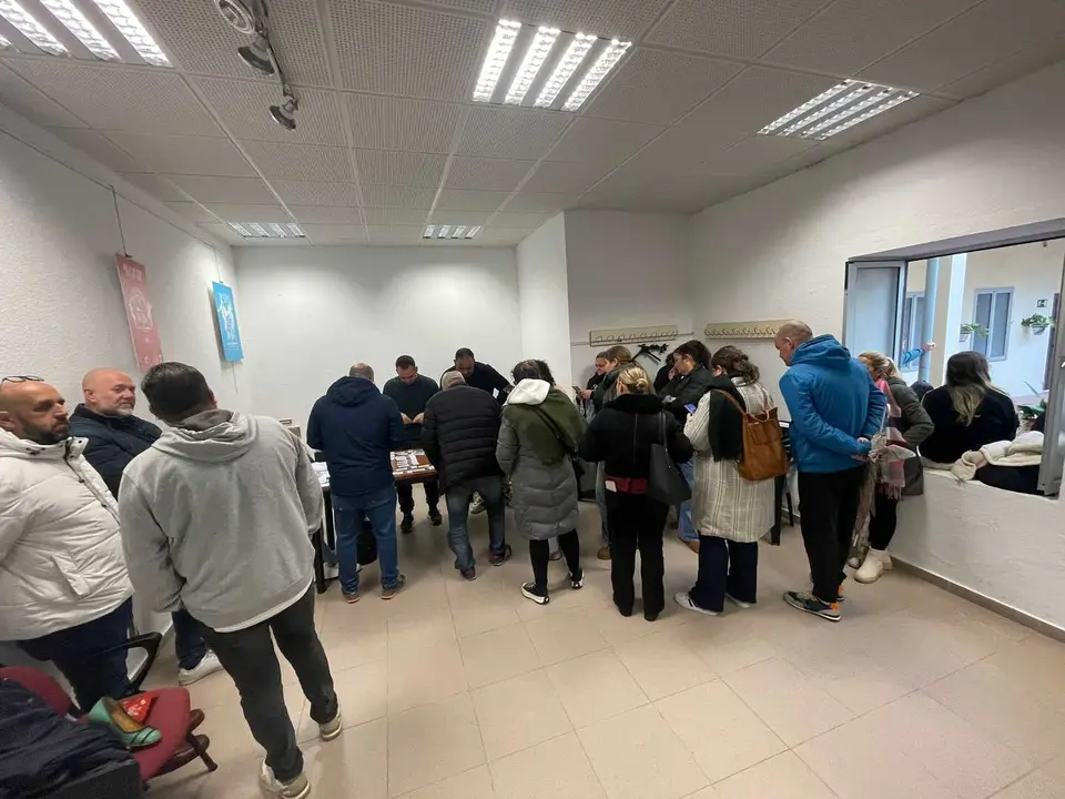 Imagen del inicio de la venta de abonos para el COAC 2026 en el Teatro Florida de Algeciras.