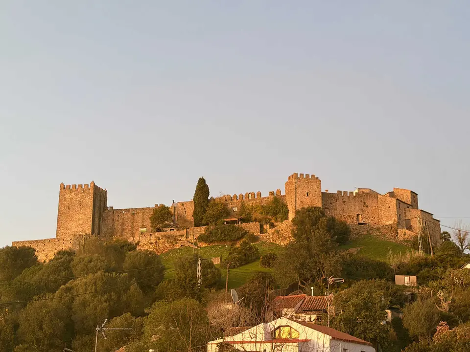 Vista de las murallas hist&oacute;ricas que recuerdan el pasado fronterizo de la comarca - FOTO: Roc&iacute;o Leiva