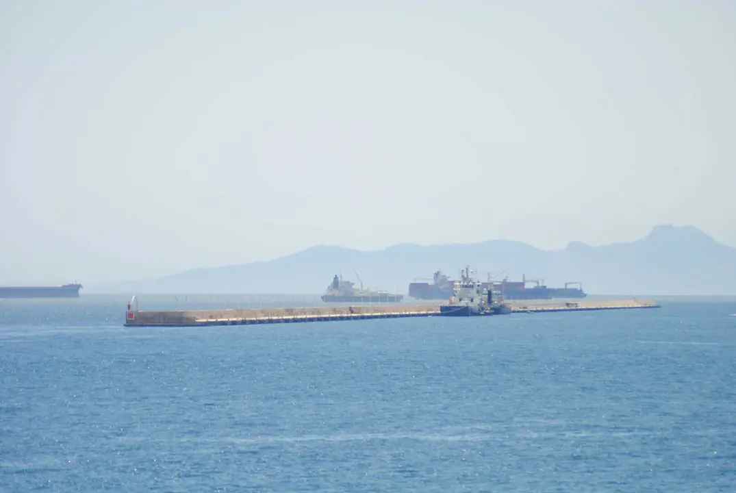 Imagen de actividad portuaria en el entorno del Estrecho, eje clave en la competencia log&iacute;stica entre Espa&ntilde;a y Marruecos.