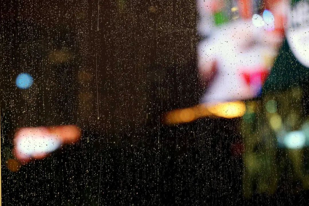 Gotas de lluvia sobre un cristal durante el episodio de inestabilidad registrado en la comarca.