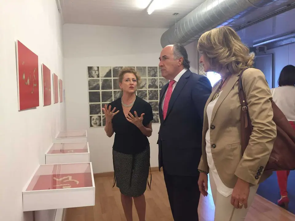 Magda Bellotti junto a Jos&eacute; Ignacio Landaluce y Pilar Pintor en AlCultura durante la inauguraci&oacute;n de la exposici&oacute;n &ldquo;Tiempos desamparados&rdquo;, el 10 de junio de 2016.