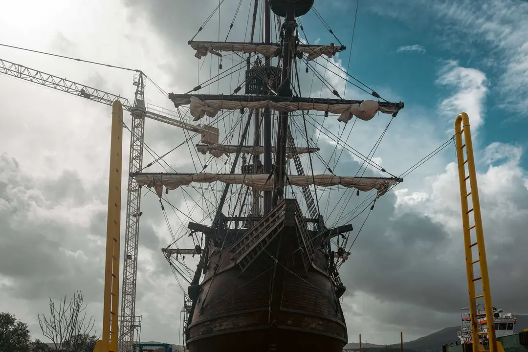En las entra&ntilde;as del Gale&oacute;n Andaluc&iacute;a, durante su puesta a punto en New Varadero Isla Verde 01 - FOTO: FJ Ben&iacute;tez