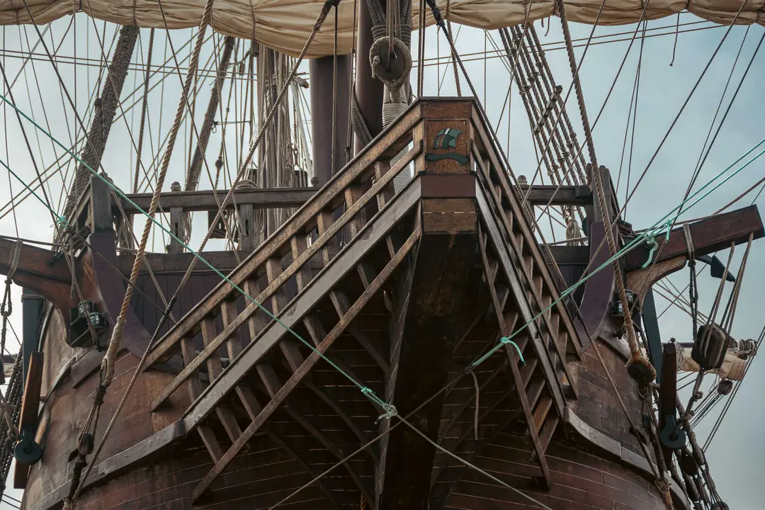 En las entra&ntilde;as del Gale&oacute;n Andaluc&iacute;a, durante su puesta a punto en New Varadero Isla Verde 02 - FOTO: FJ Ben&iacute;tez