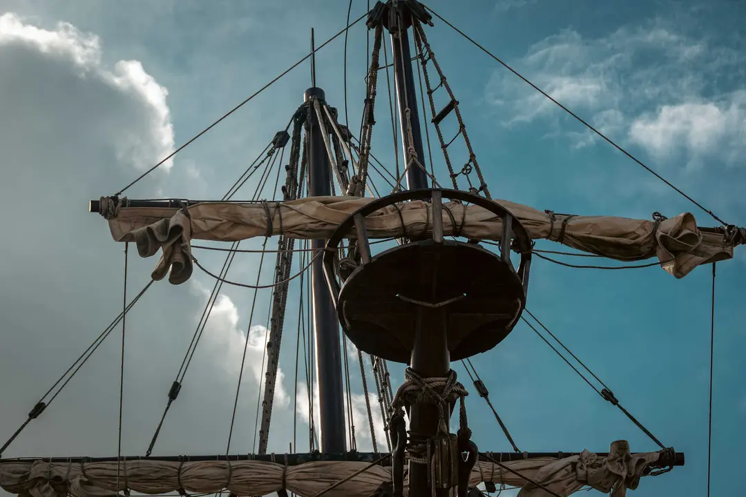 En las entra&ntilde;as del Gale&oacute;n Andaluc&iacute;a, durante su puesta a punto en New Varadero Isla Verde 03 - FOTO: FJ Ben&iacute;tez