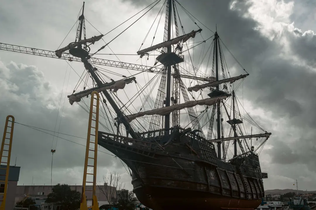 En las entra&ntilde;as del Gale&oacute;n Andaluc&iacute;a, durante su puesta a punto en New Varadero Isla Verde 04 - FOTO: FJ Ben&iacute;tez