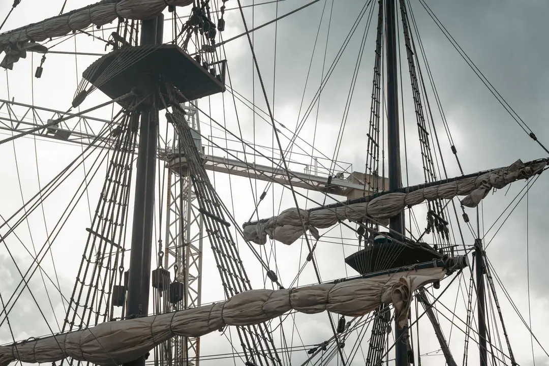 En las entra&ntilde;as del Gale&oacute;n Andaluc&iacute;a, durante su puesta a punto en New Varadero Isla Verde 05 - FOTO: FJ Ben&iacute;tez