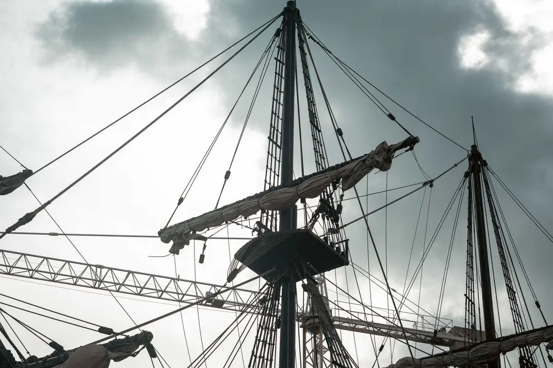 En las entra&ntilde;as del Gale&oacute;n Andaluc&iacute;a, durante su puesta a punto en New Varadero Isla Verde 06 - FOTO: FJ Ben&iacute;tez