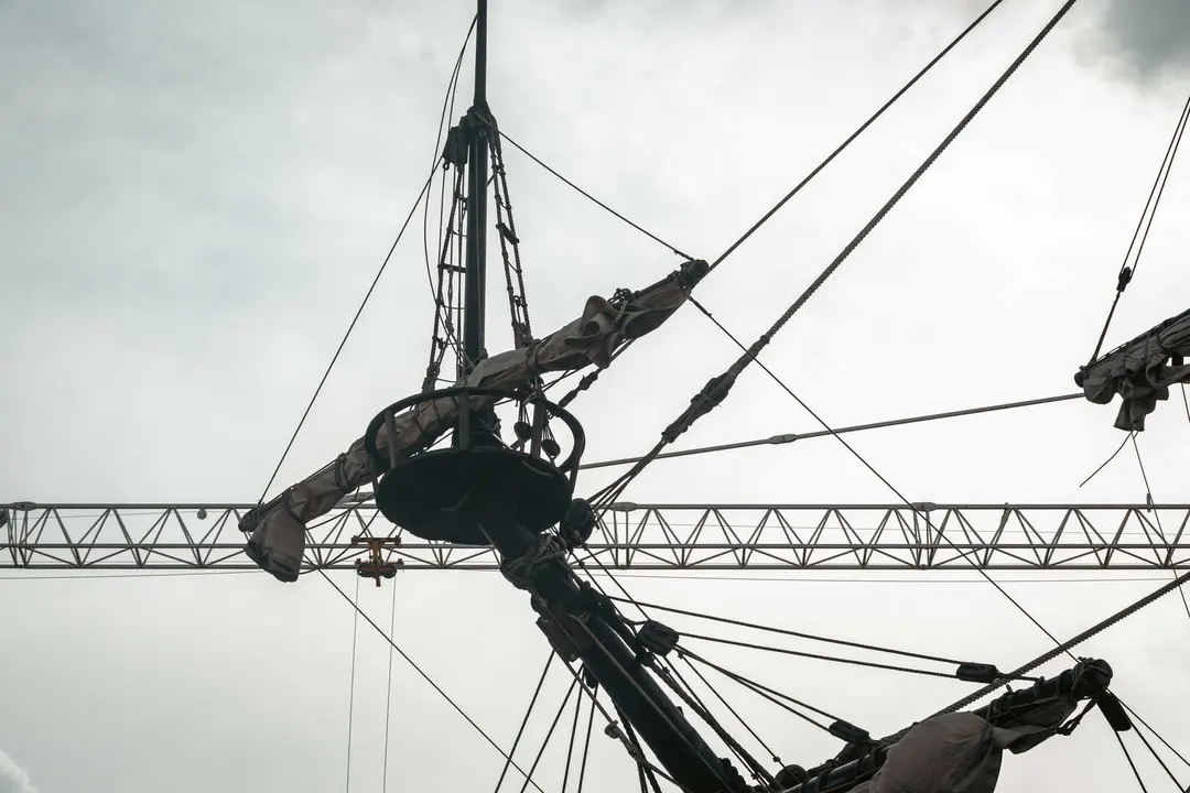 En las entra&ntilde;as del Gale&oacute;n Andaluc&iacute;a, durante su puesta a punto en New Varadero Isla Verde 07 - FOTO: FJ Ben&iacute;tez