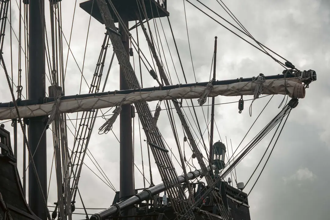En las entra&ntilde;as del Gale&oacute;n Andaluc&iacute;a, durante su puesta a punto en New Varadero Isla Verde 08 - FOTO: FJ Ben&iacute;tez