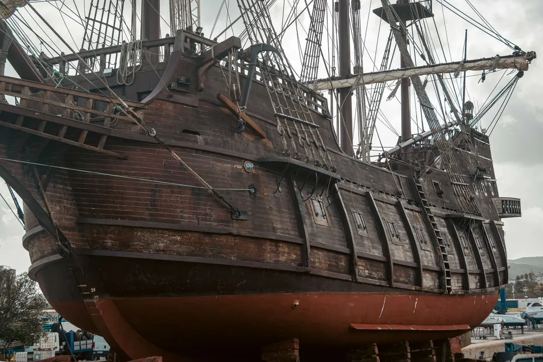 En las entra&ntilde;as del Gale&oacute;n Andaluc&iacute;a, durante su puesta a punto en New Varadero Isla Verde 10 - FOTO: FJ Ben&iacute;tez