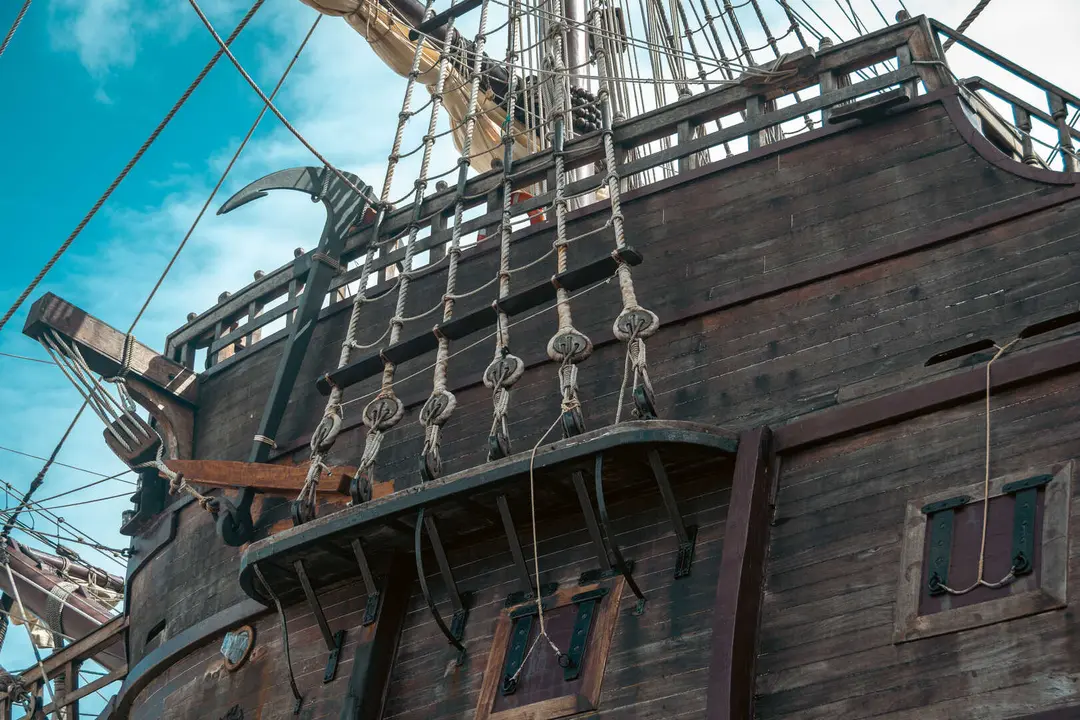 En las entra&ntilde;as del Gale&oacute;n Andaluc&iacute;a, durante su puesta a punto en New Varadero Isla Verde 11 - FOTO: FJ Ben&iacute;tez