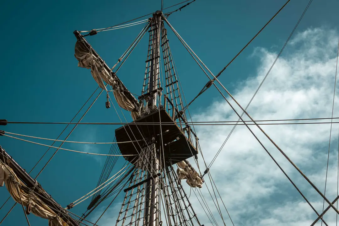 En las entra&ntilde;as del Gale&oacute;n Andaluc&iacute;a, durante su puesta a punto en New Varadero Isla Verde 12 - FOTO: FJ Ben&iacute;tez