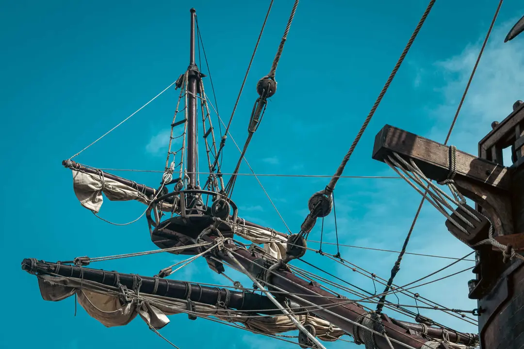 En las entra&ntilde;as del Gale&oacute;n Andaluc&iacute;a, durante su puesta a punto en New Varadero Isla Verde 13 - FOTO: FJ Ben&iacute;tez