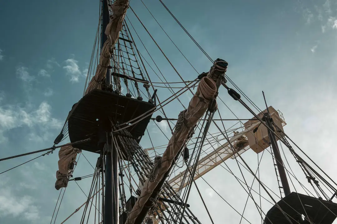 En las entra&ntilde;as del Gale&oacute;n Andaluc&iacute;a, durante su puesta a punto en New Varadero Isla Verde 15 - FOTO: FJ Ben&iacute;tez