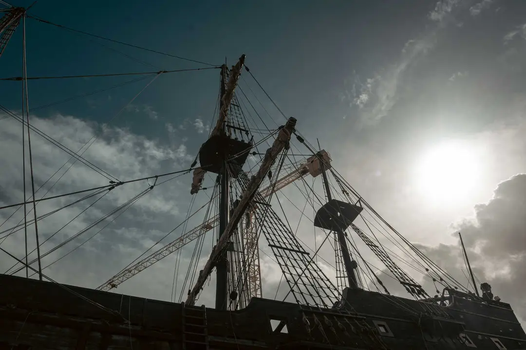 En las entra&ntilde;as del Gale&oacute;n Andaluc&iacute;a, durante su puesta a punto en New Varadero Isla Verde 16 - FOTO: FJ Ben&iacute;tez