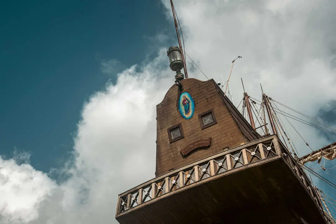 En las entra&ntilde;as del Gale&oacute;n Andaluc&iacute;a, durante su puesta a punto en New Varadero Isla Verde 20 - FOTO: FJ Ben&iacute;tez