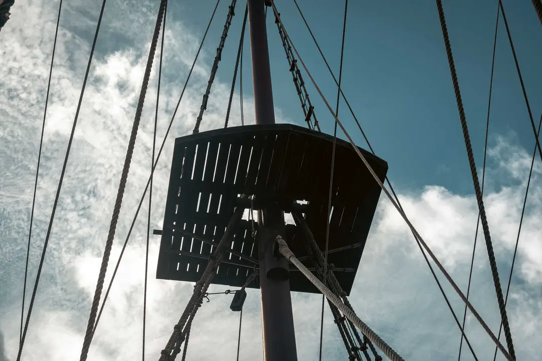 En las entra&ntilde;as del Gale&oacute;n Andaluc&iacute;a, durante su puesta a punto en New Varadero Isla Verde 23 - FOTO: FJ Ben&iacute;tez