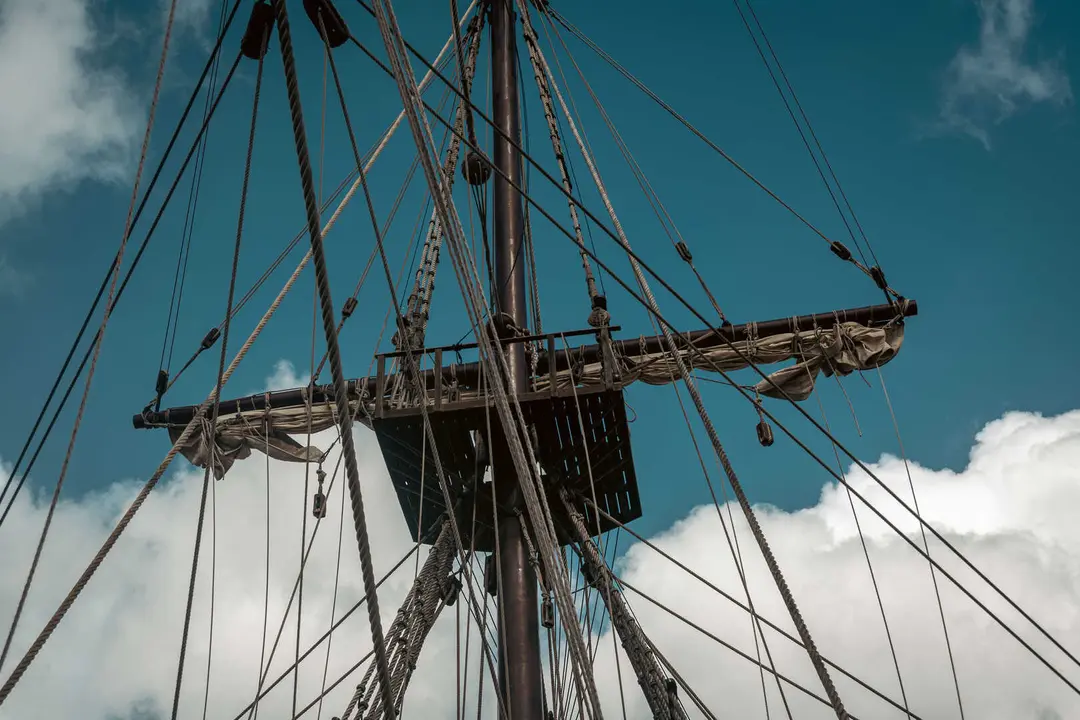 En las entra&ntilde;as del Gale&oacute;n Andaluc&iacute;a, durante su puesta a punto en New Varadero Isla Verde 24 - FOTO: FJ Ben&iacute;tez