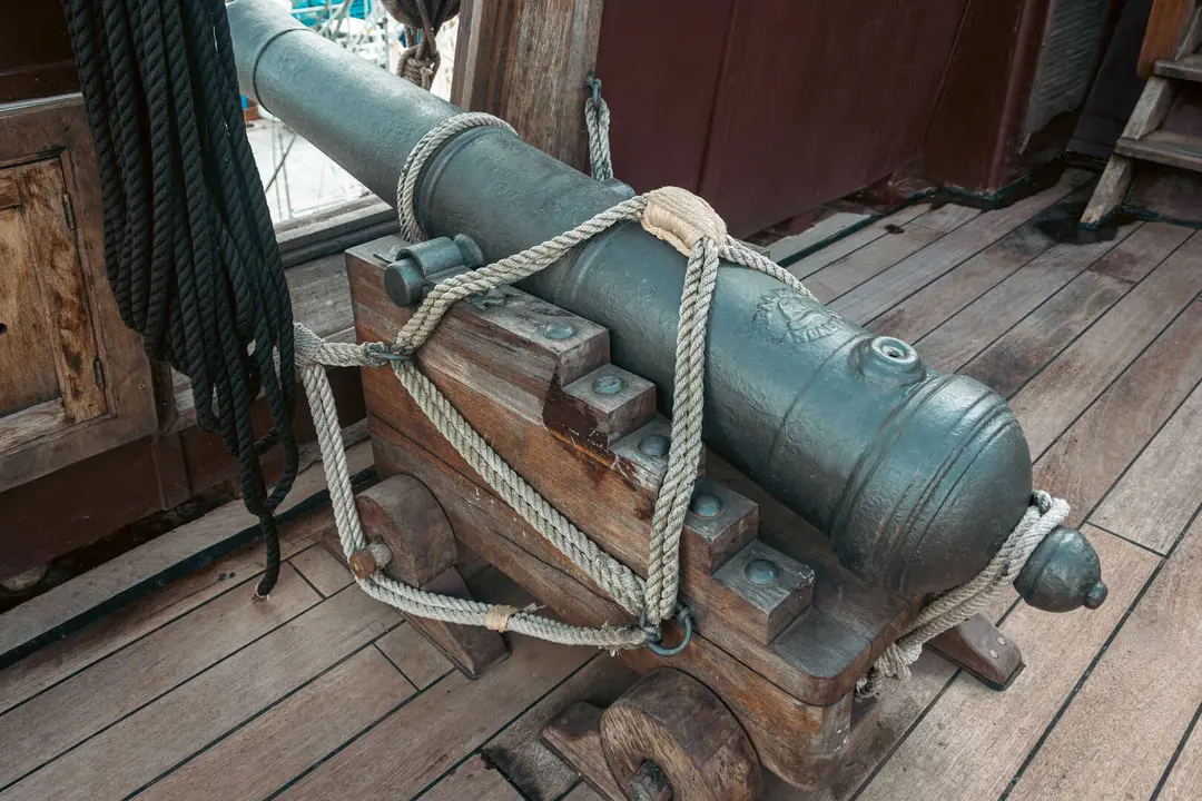 En las entra&ntilde;as del Gale&oacute;n Andaluc&iacute;a, durante su puesta a punto en New Varadero Isla Verde 25 - FOTO: FJ Ben&iacute;tez