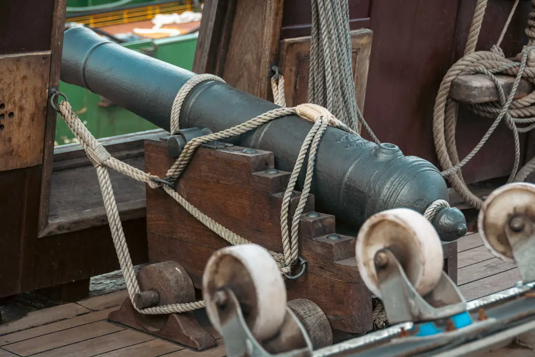 En las entra&ntilde;as del Gale&oacute;n Andaluc&iacute;a, durante su puesta a punto en New Varadero Isla Verde 28 - FOTO: FJ Ben&iacute;tez