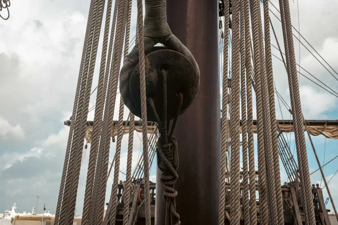 En las entra&ntilde;as del Gale&oacute;n Andaluc&iacute;a, durante su puesta a punto en New Varadero Isla Verde 29 - FOTO: FJ Ben&iacute;tez