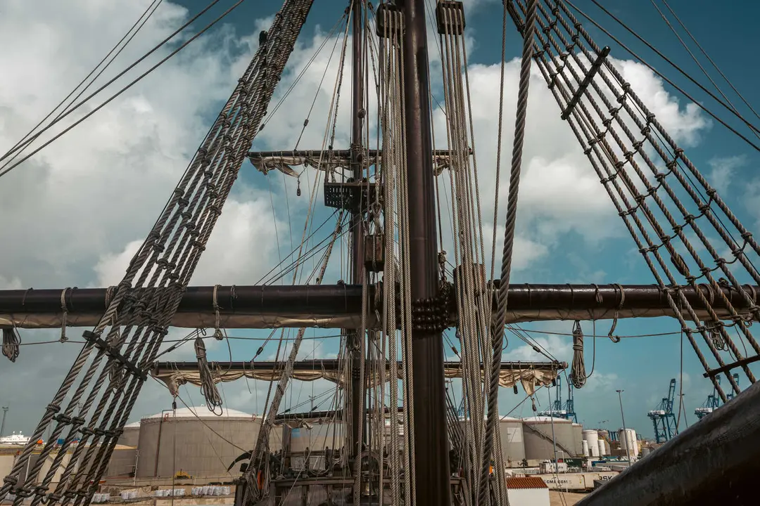 En las entra&ntilde;as del Gale&oacute;n Andaluc&iacute;a, durante su puesta a punto en New Varadero Isla Verde 30 - FOTO: FJ Ben&iacute;tez