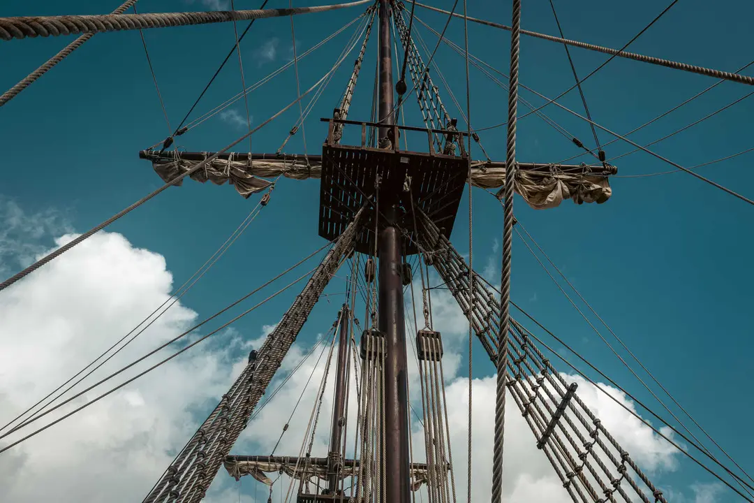En las entra&ntilde;as del Gale&oacute;n Andaluc&iacute;a, durante su puesta a punto en New Varadero Isla Verde 31 - FOTO: FJ Ben&iacute;tez