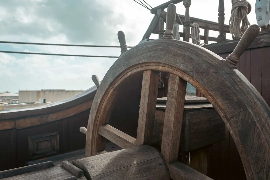 En las entra&ntilde;as del Gale&oacute;n Andaluc&iacute;a, durante su puesta a punto en New Varadero Isla Verde 32 - FOTO: FJ Ben&iacute;tez