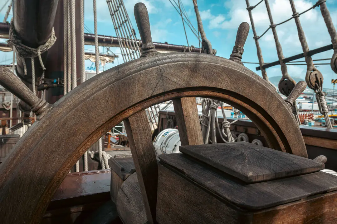 En las entra&ntilde;as del Gale&oacute;n Andaluc&iacute;a, durante su puesta a punto en New Varadero Isla Verde 33 - FOTO: FJ Ben&iacute;tez